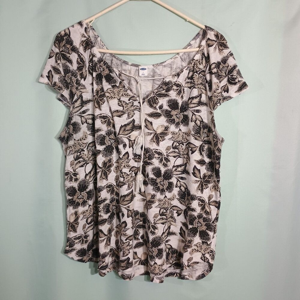 Old Navy Women’s Black & White Floral  Top – Short Sleeve Scoop Neck Blouse